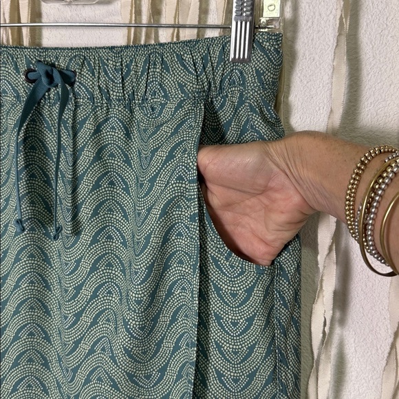 Patagonia Fleetwith Skort in Teal Print size XS - Picture 3 of 16